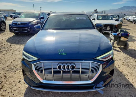 2019 Audi E-Tron Premium Plus z USA, uszkodzony, nr VIN WA1LABGE5KB020950